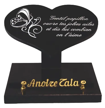 Plaque cœur en granit noir fin décor papillon sur base 807.1